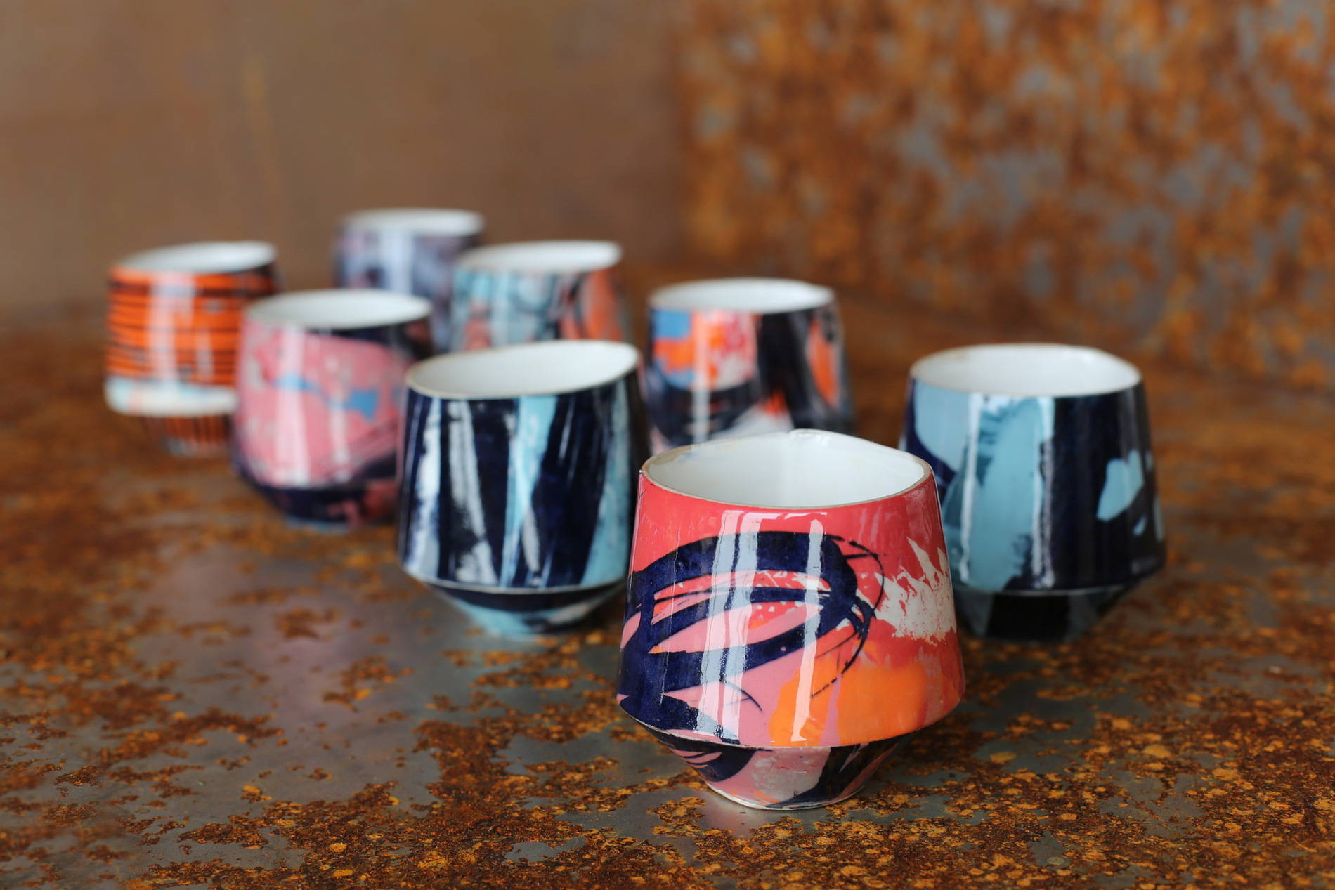 marie mora: tasse artisanal en grès gabarits originaux de plaque de terre assemblé de manière artistique